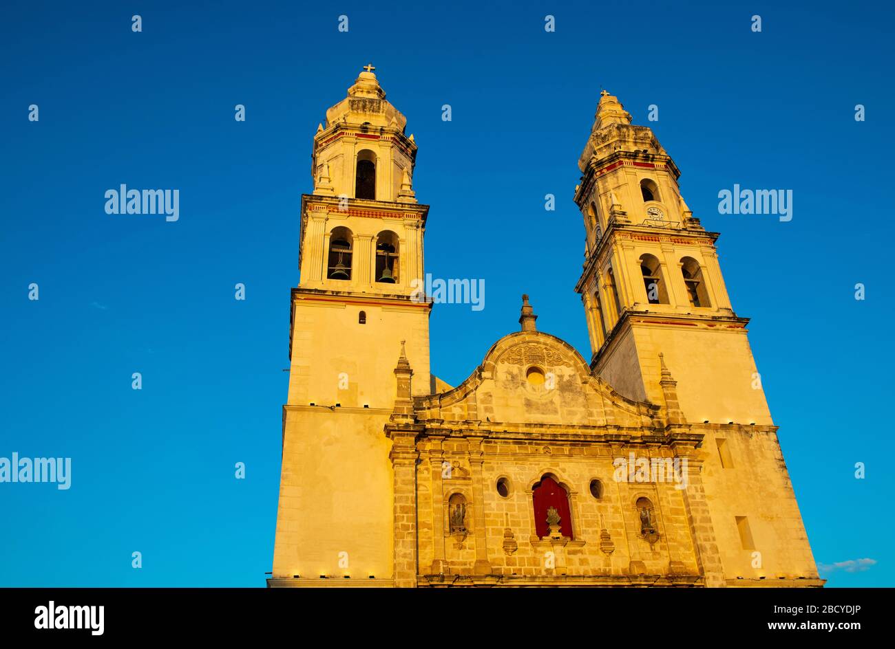 Fassade der Kathedrale unserer Lieben Frau von der Unbefleckten Empfängnis, bekannt als Cienfuegos-Kathedrale, bei Sonnenuntergang, Campeche City, Yucatan-Halbinsel, Mexiko. Stockfoto