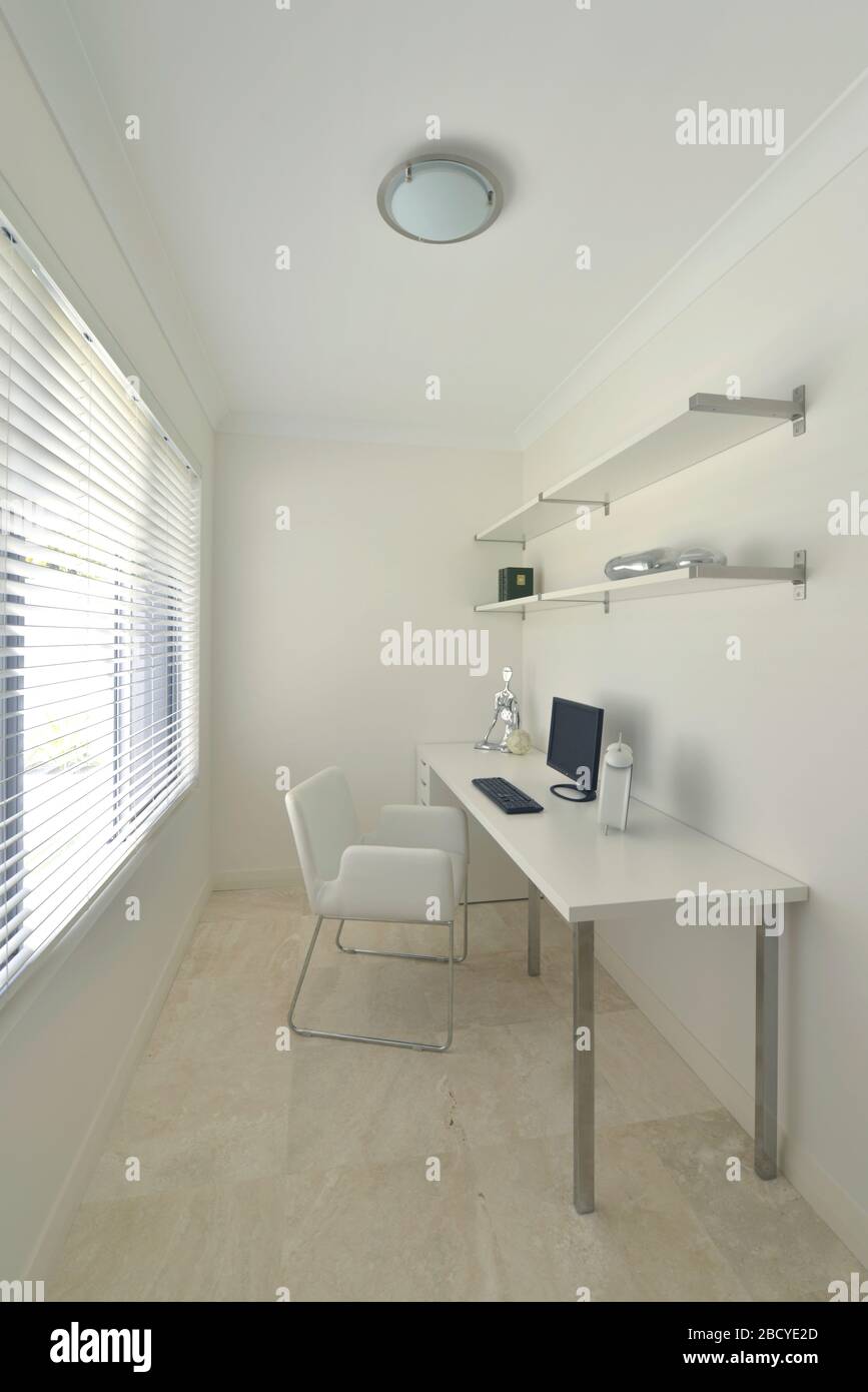 Der Bürobereich in einem modernen, im australischen Stil gehaltenen Familienhaus, Interieur und Außenbereich. Stockfoto