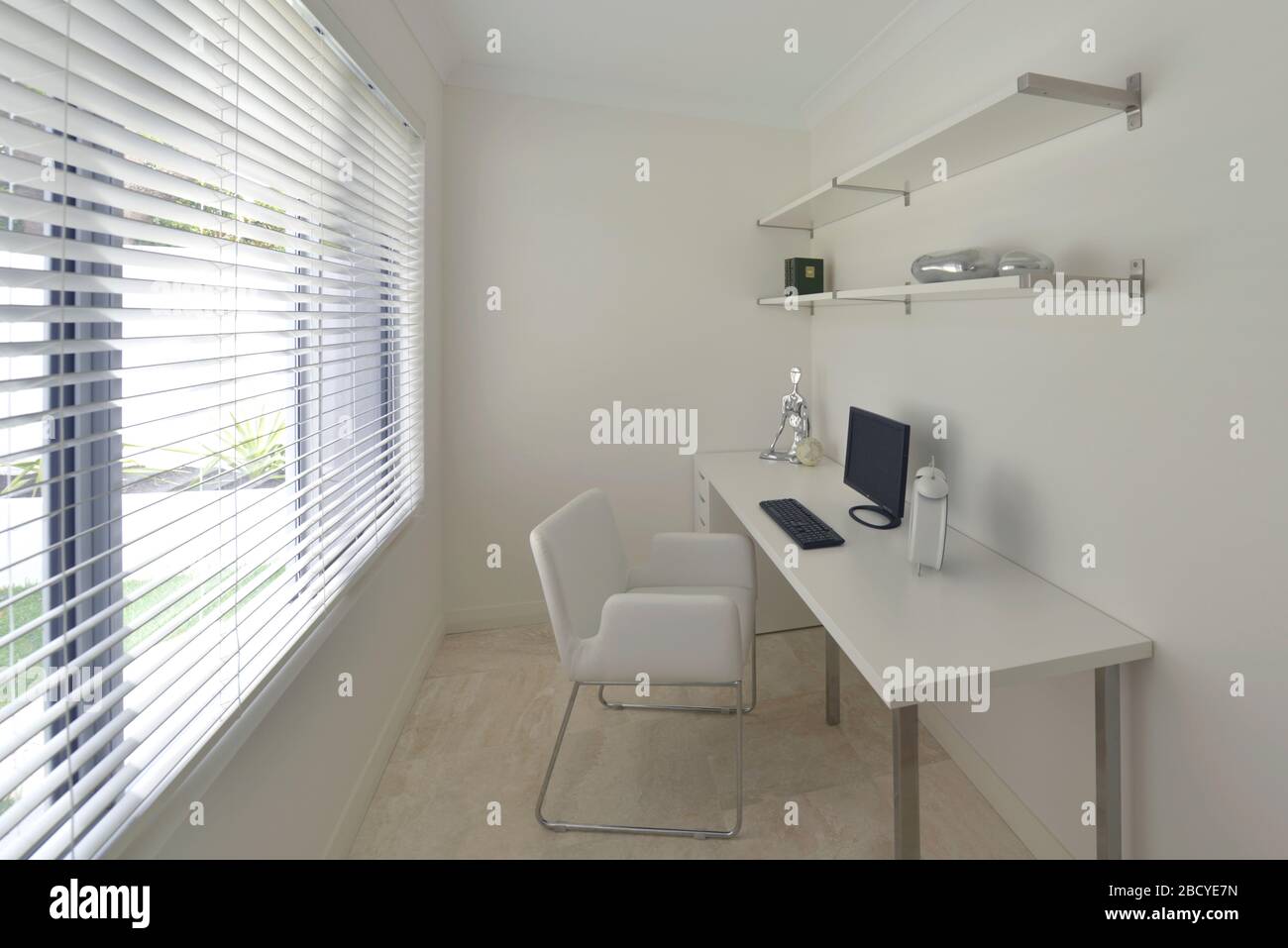 Der Bürobereich in einem modernen, im australischen Stil gehaltenen Familienhaus, Interieur und Außenbereich. Stockfoto