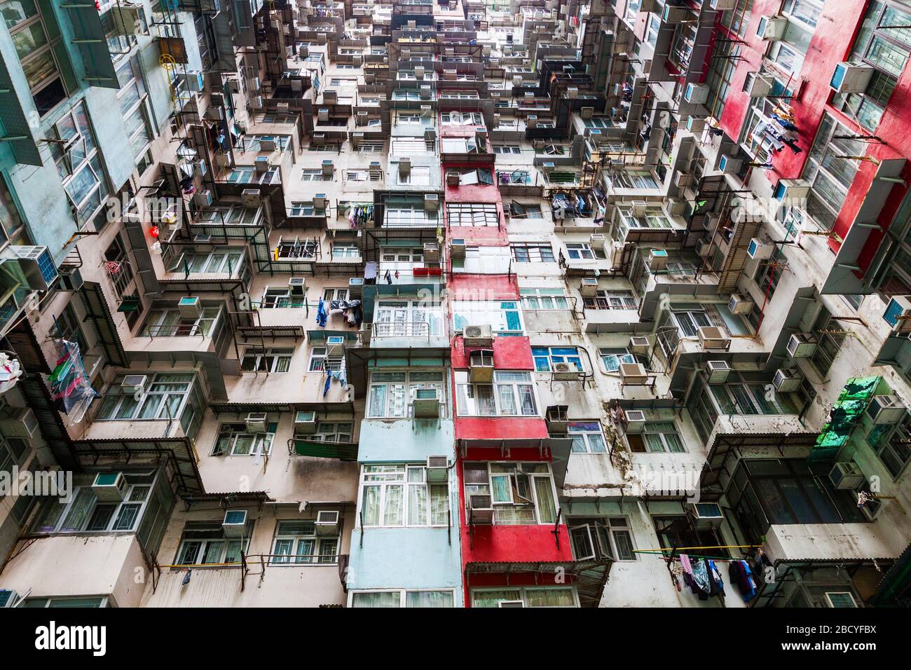 Dicht bewohnte Wohnungen im alten Wohnviertel Quarry Bay in Hongkong. Die miteinander verbundenen Apartments mit dem Spitznamen "Monster Building" haben B. Stockfoto
