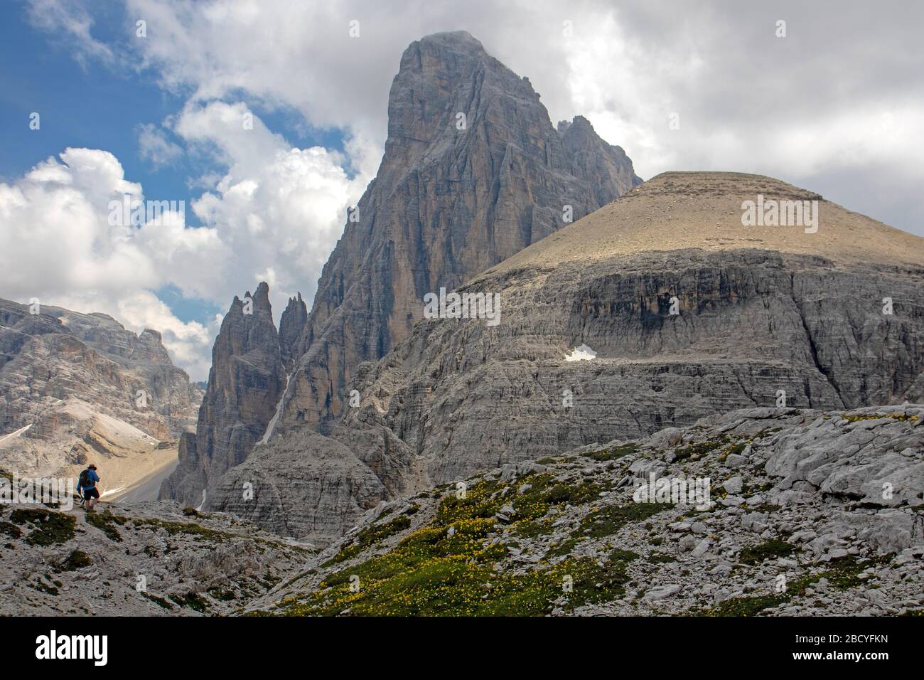 Wanderer unterhalb der Gipfel Croda del Toni in den Dolden Stockfoto