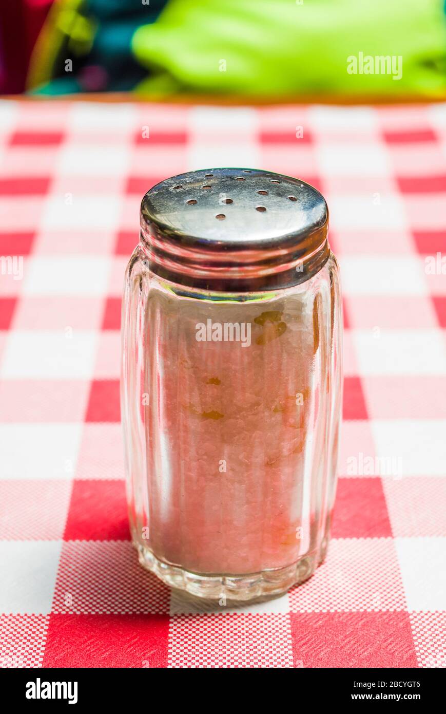 Salzschüttler, um Ihre Gerichte mit Reis zu schmecken, um Feuchtigkeit aufzunehmen Stockfoto