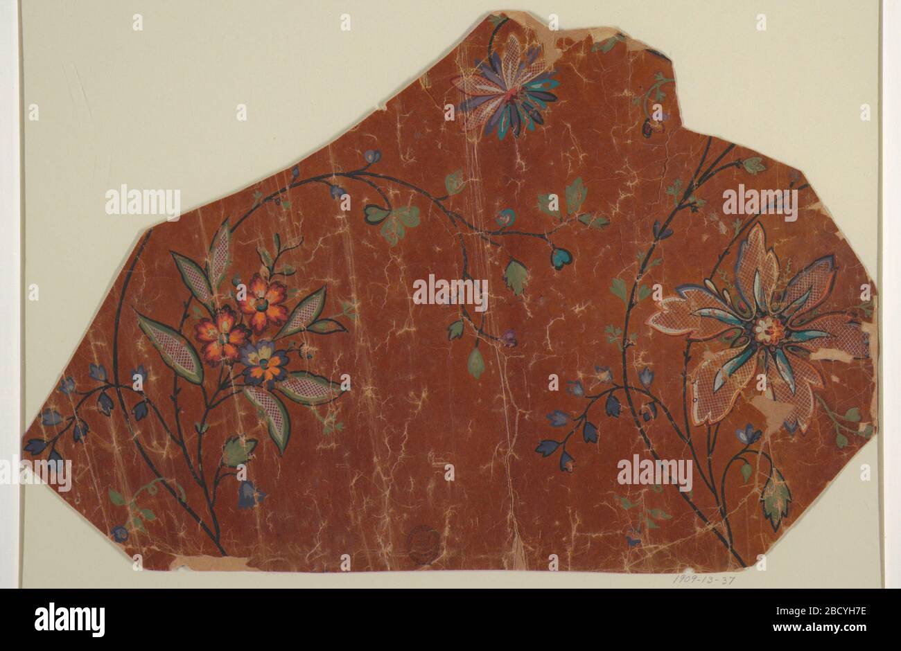 Design für ein Silk Brocade Fragment. Die Forschung in ProgressTwo Undulated Stims steigt. Drei Blumen und Spitzenblätter wachsen auf Boughs im Segment, links eine große Spitzenblüte, rechts. Design für ein Silk Brocade Fragment Stockfoto