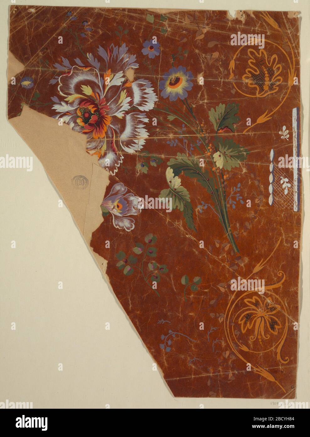 Design für ein gesticktes oder gewebtes Material. Die Forschung in ProgressBoughs unterschiedlicher Größe, von sehr kleinen bis sehr großen und von verschiedenen Designs, ist unregelmäßig verteilt. An der rechten Grenze wird ein steigender Rinceau und ein Spitzenstreifen vorgeschlagen. Design für ein gesticktes oder gewebtes Material Stockfoto