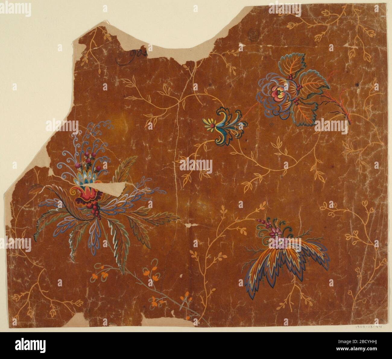 Design für ein Brocade-Fragment. Forschung in ProgressDie Dekoration besteht aus unregelmäßig disponierten Blumenmotiven. Es sollen ein großformatiges und zwei kleinere fantasierende Blumenboughs und ein Kelch palmette gebastelt werden. Einfarbige Blattstrühe bilden eine Hintergrunddekoration. Design für ein Brocade-Fragment Stockfoto