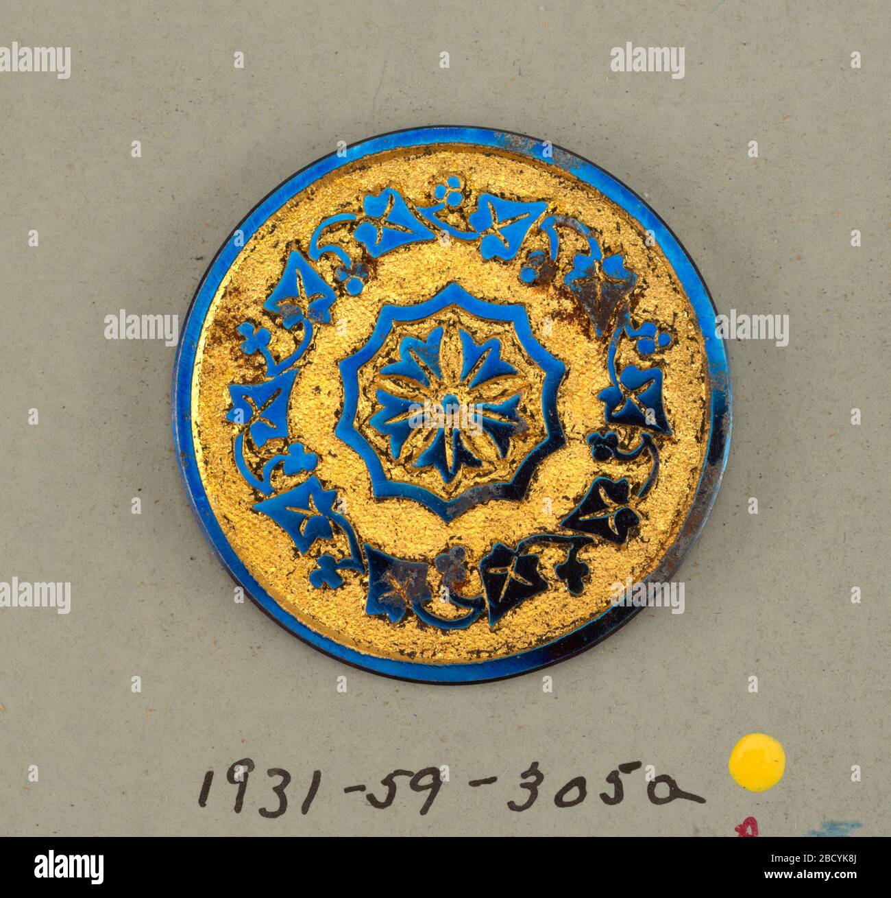 Taste. Forschung im Progresszirkulären, flachen Knopf; mit Dekoration in der Gestaltung der zentralen Verzierung von strahlenden Blättern, umgeben von einem Ring von Efeublättern - die Dekoration ist blutig und im Gegensatz zu einem gelben Boden. Auf Karte 48 Knopf Stockfoto