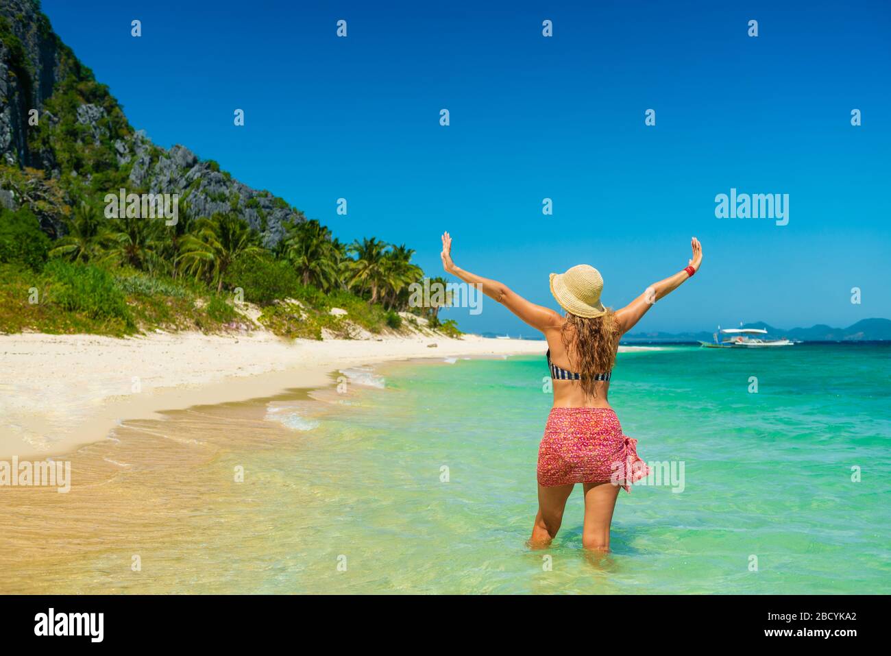 Tourist am Strand mit Ausrüstung zum Schnorcheln, Stockfoto