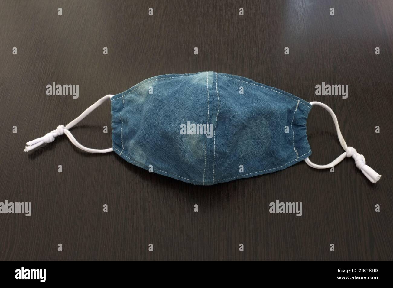 Handgefertigte Schutzmaske. Antivirus Maske aus Baumwolle; Farbstoff Stoff Indigo natürliche Gesichtsmaske während eines Pandemie-Virus COVID-19. Gesichtsschutz Stockfoto