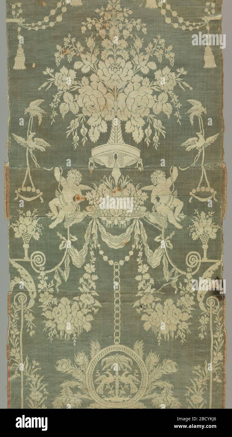 Textil. Forschung in ProgressLong, gestückte Platte aus der Directoire Periode mit symmetrischem Design von Blumenstrauß, sitzenden Kuppeln und einem Hängerahmen, der von Pfauenfedern umgeben ist und addorsierte Vögel auf beiden Seiten der Palme umschließt. Textil Stockfoto