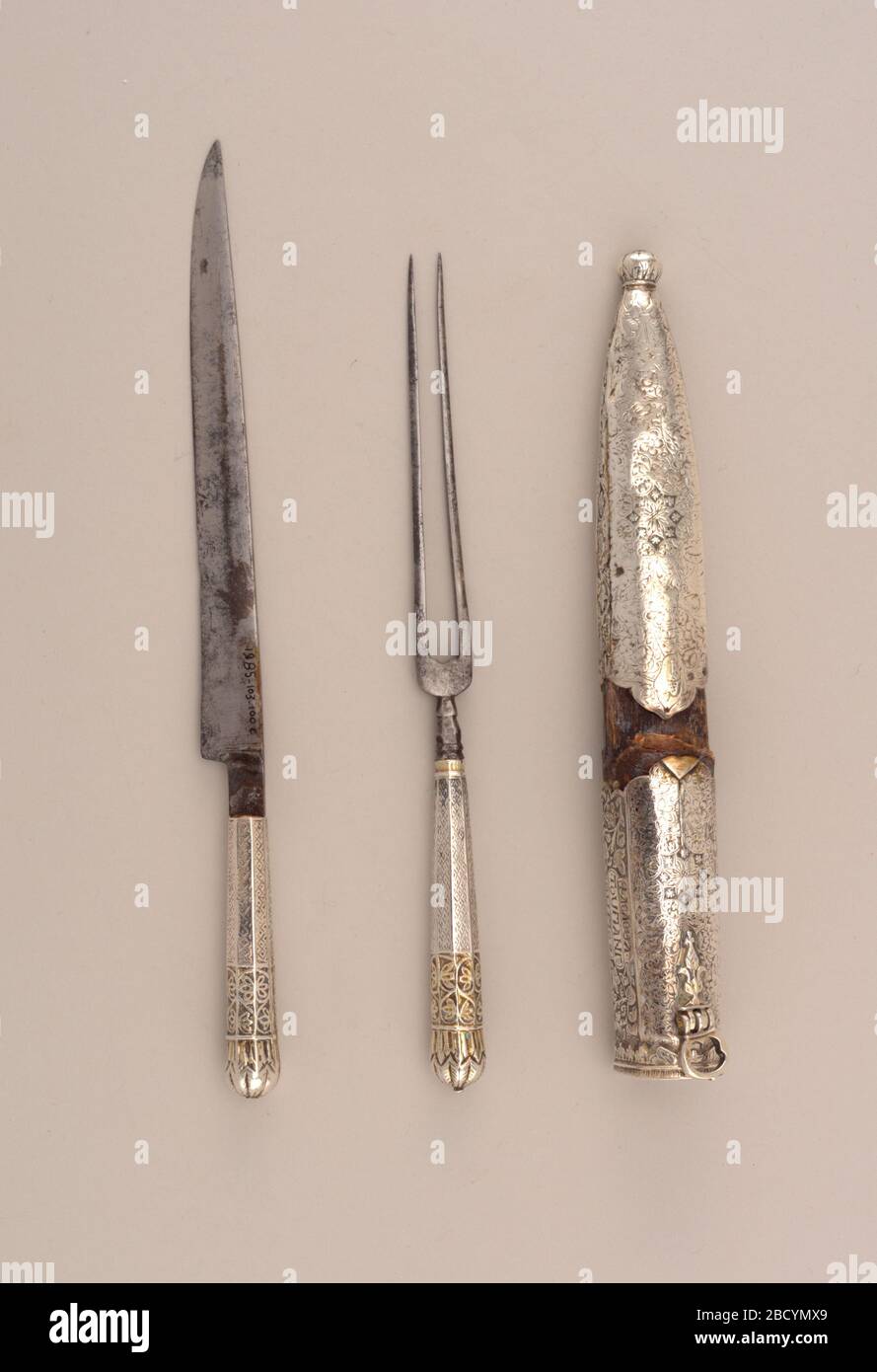 Messer. Forschung im ProgressLong Blade mit gerader Oberkante, die Unterkante flucht nach oben zum Punkt. Achteckiger Griff mit abgerundetem Oberteil und graviert. Messer Stockfoto