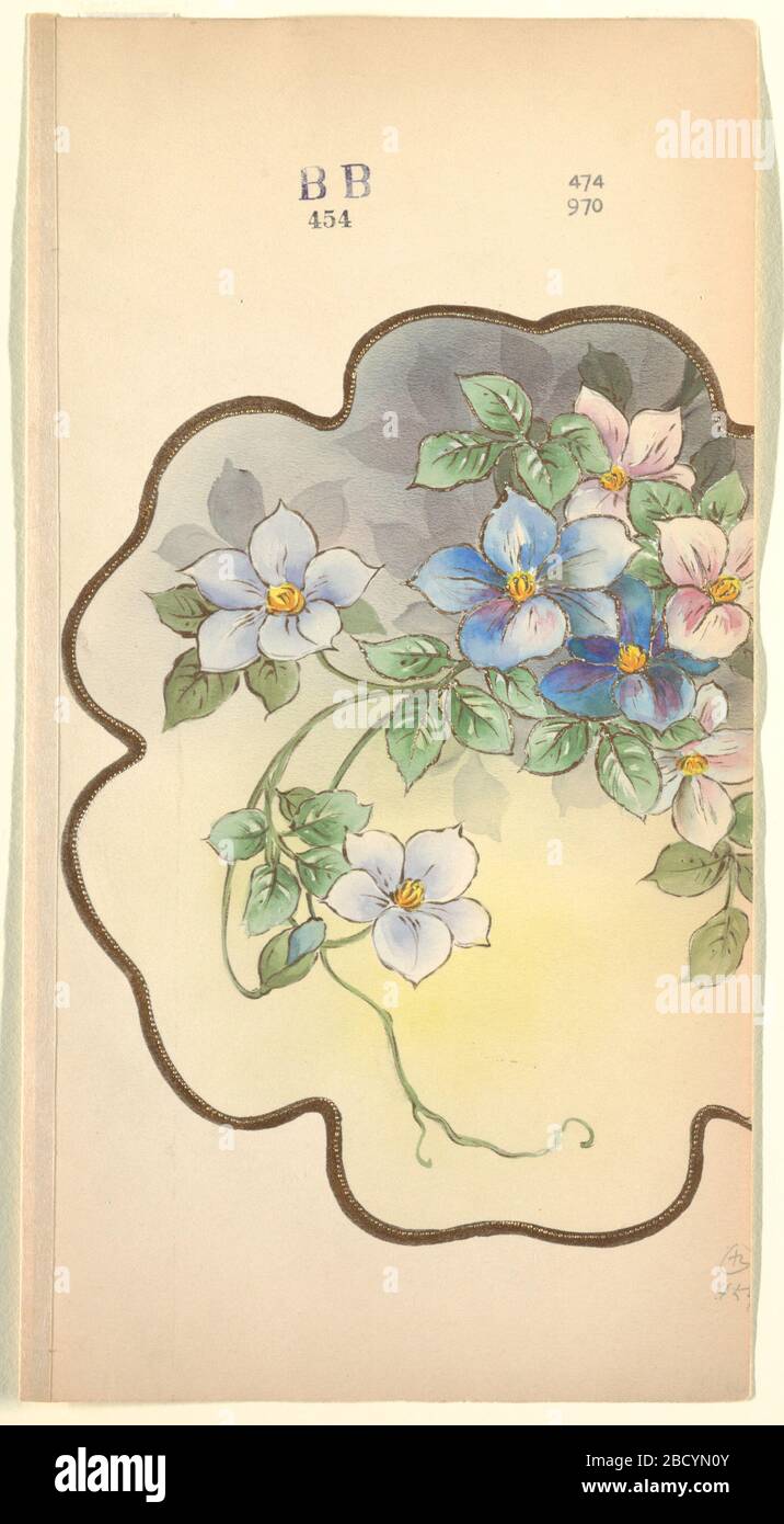 Design für eine Platte. Forschung in ProgressPartial Goldrahmen in Form einer Blume, die eine Gruppe von rosa, blauen und violetten Blumen mit grünen Blättern und Rillen enthält. Design für eine Platte Stockfoto