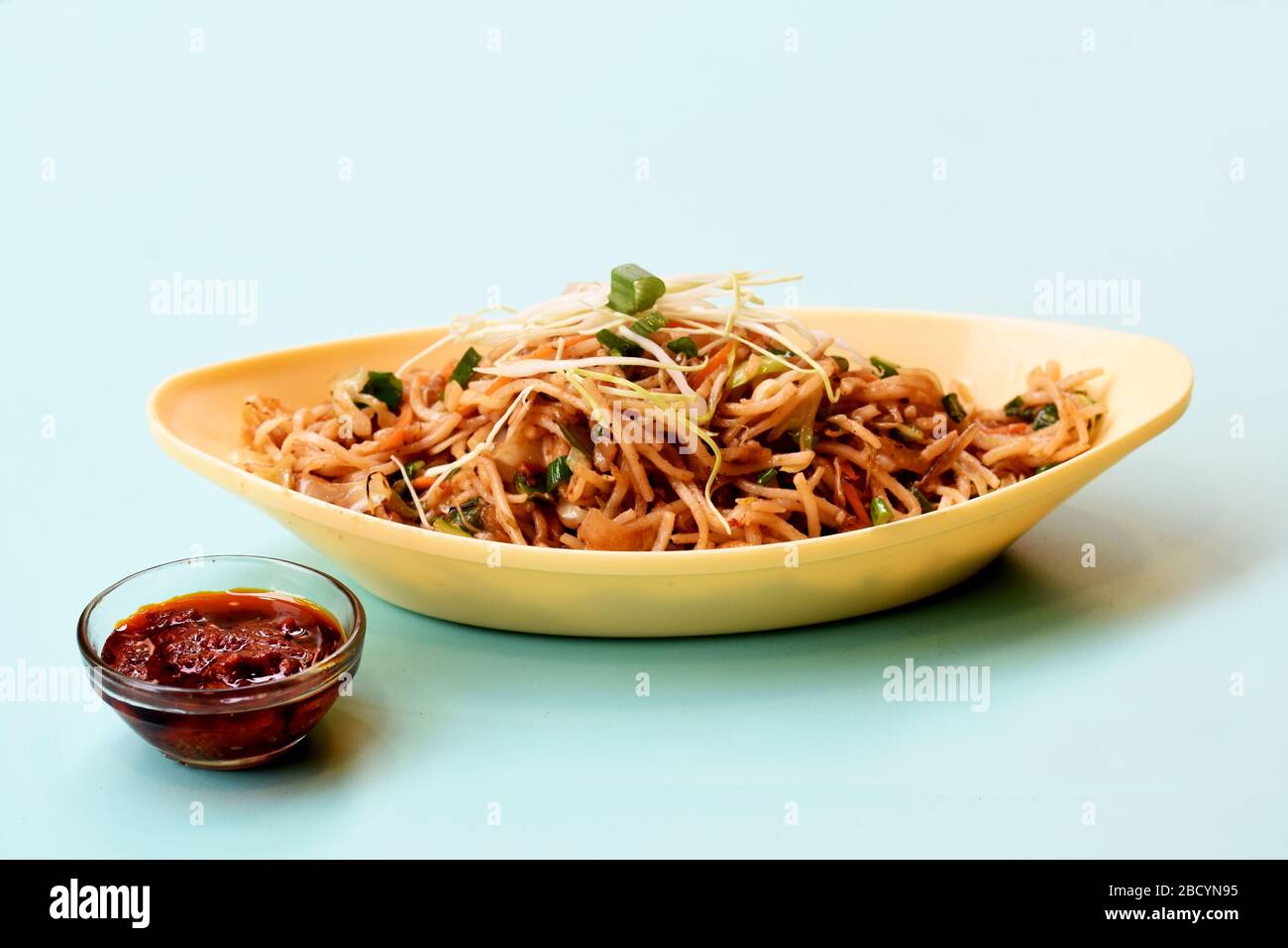 Pflanzliche Hakka Nudeln oder mandschurische Hakka- oder Schezwan-Nudeln oder Chow mein ist ein beliebtes indochinesisches Essen, das in einer Schüssel serviert wird. Indische chinesische Küche Stockfoto