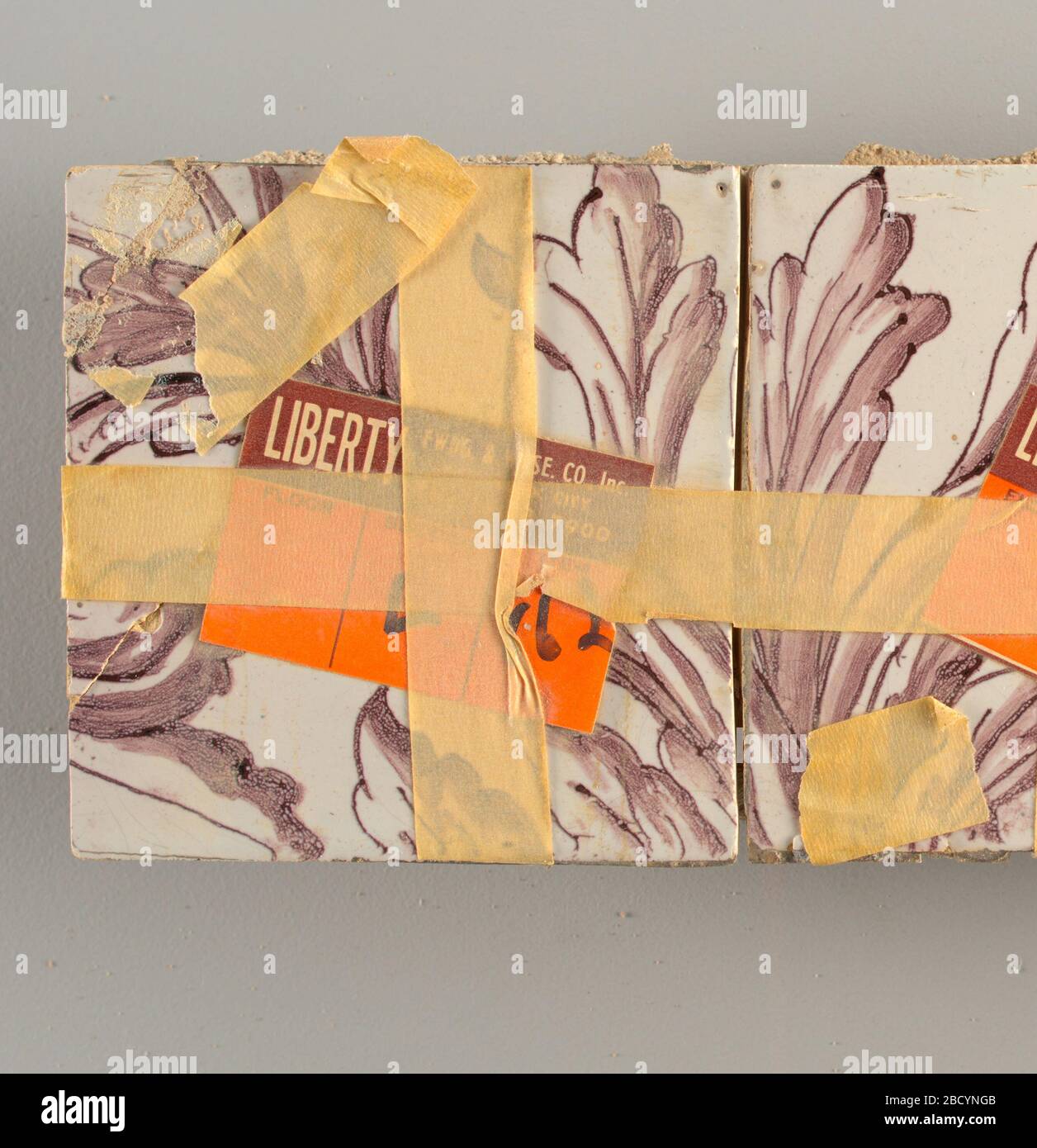 Wandansicht. Forschung im ProgressHorizontal Rechteck. Siebenunddreißig Kacheln breit und einundzwanzig hoch mit Öffnung für Tür oder Fenster neunzehn und eine Hälfte Fliesen hoch und zwölf breit. Nach links und rechts von der Öffnung, zentriertes Vordach oben. Links eine Frau, die Hoffnung darstellt, rechts eine bildhauende Urne. Wandansicht Stockfoto