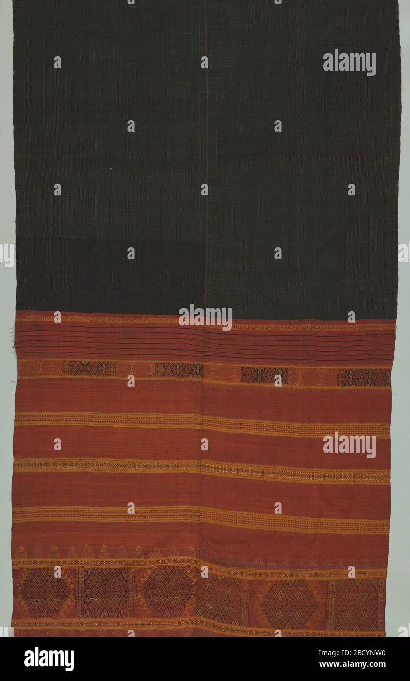 Sarong. Forschung in ProgressTwo Brotteigen Baumwolle schlossen sich im Zentrum an. Schwarzer Mittelbereich mit einem feinen roten Streifen. Auf beiden Seiten ist ein breiter Rand in Gelb, Schwarz und Gold in einem geometrischen (von Patola inspirierten) Design eingewoben. Sarong Stockfoto