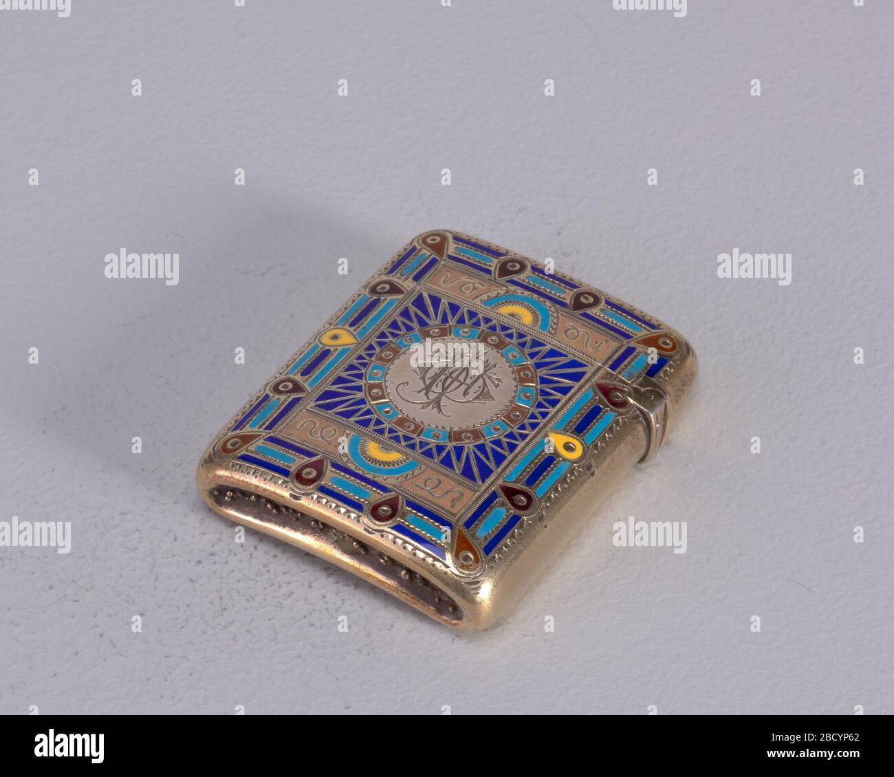 Abstraktes Sunburst-Reservat mit Tränenfallenrand. Forschung in ProgressRectangular, abgerundete Ecken, leicht konkave Rückseite, mit Polychrom-Email und geätzter Dekoration, das quadratische Zentralreservat zeigt offenen Kreis mit Monogramm, dessen Rand durch abwechselnd hellblaue und rote quadratische Abschnitte mit perfor abstract Sunburst Reserve mit Tränenfallenrand gekennzeichnet ist Stockfoto