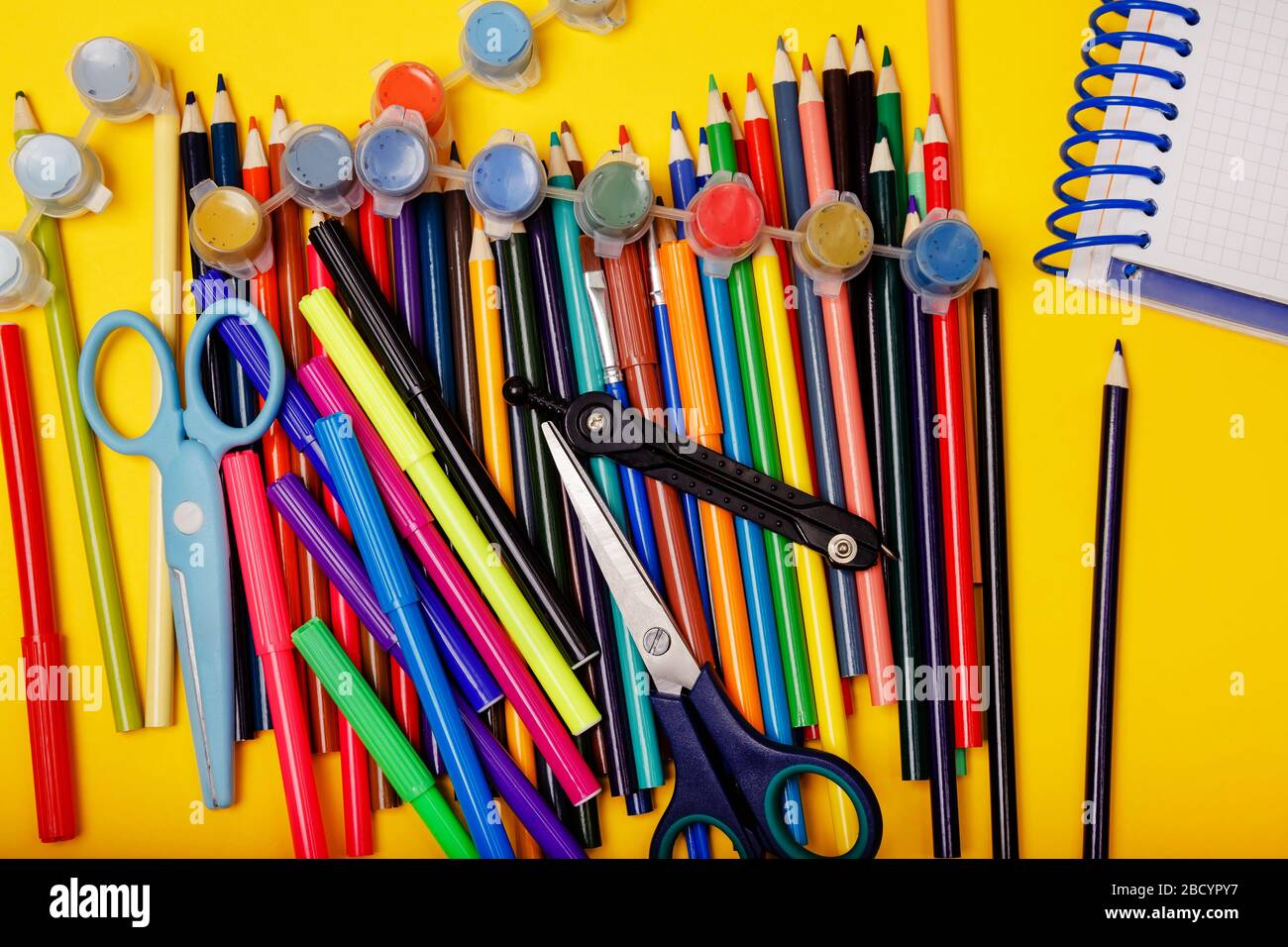 Voller Hintergrund einer bunten Auswahl an Schulartikeln. Stockfoto