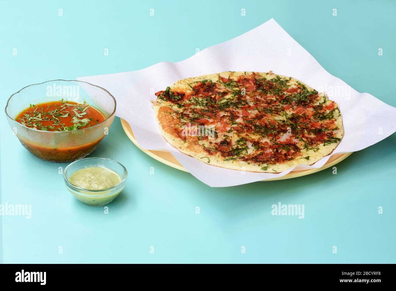 Südindische Küche Uttapam auch bekannt als Ooththappam, Rava Uttapam, Uttapa oder Uthappa ist ein beliebter südindischer köstlicher würziger Frühstückssnack Stockfoto