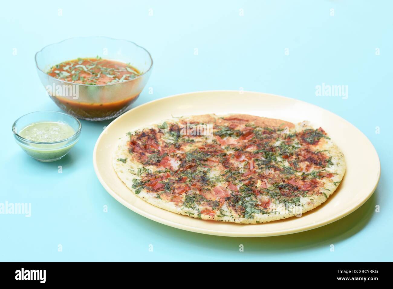 Südindische Küche Uttapam auch bekannt als Ooththappam, Rava Uttapam, Uttapa oder Uthappa ist ein beliebter südindischer köstlicher würziger Frühstückssnack Stockfoto Südindische Küche Uttapam auch bekannt als Ooththappam, Rava Uttapam, Uttapa oder Uthappa ist ein beliebter südindischer köstlicher würziger Frühstückssnack Stockfoto