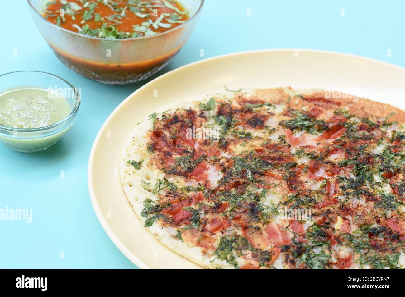 Südindische Küche Uttapam auch bekannt als Ooththappam, Rava Uttapam, Uttapa oder Uthappa ist ein beliebter südindischer köstlicher würziger Frühstückssnack Stockfoto