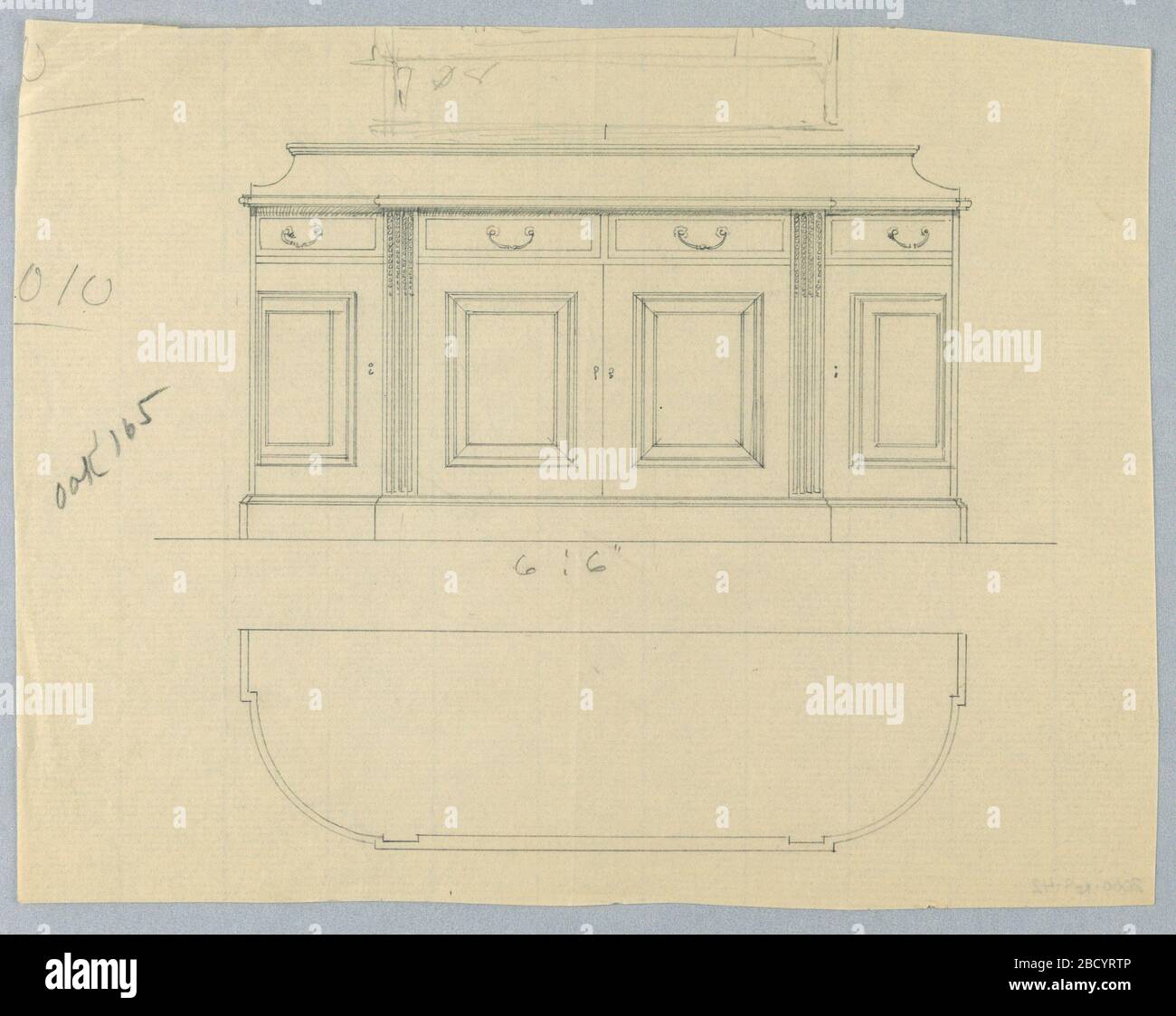 Design für FourDoor Sideboard in Elevation and Plan. Forschung in ProgressElevation View: Längliche Seitenwand mit dreiteiliger Front auf niedriger konformer Plattform; vorne in der Mitte 2 Türen unter 2 Schubladen, flankiert von 2 gewellten Pilastern und einer Tür mit einer einzigen Schublade und einer geformten Zierleiste in der Mitte; Wenig zurück spritzen.Planen Sie VI Design für FourDoor Sideboard in Höhe und Plan Stockfoto