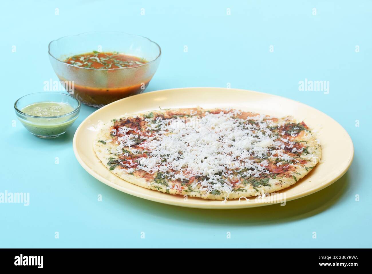 Südindische Küche Uttapam auch bekannt als Ooththappam, Rava Uttapam, Uttapa oder Uthappa ist ein beliebter südindischer köstlicher würziger Frühstückssnack Stockfoto