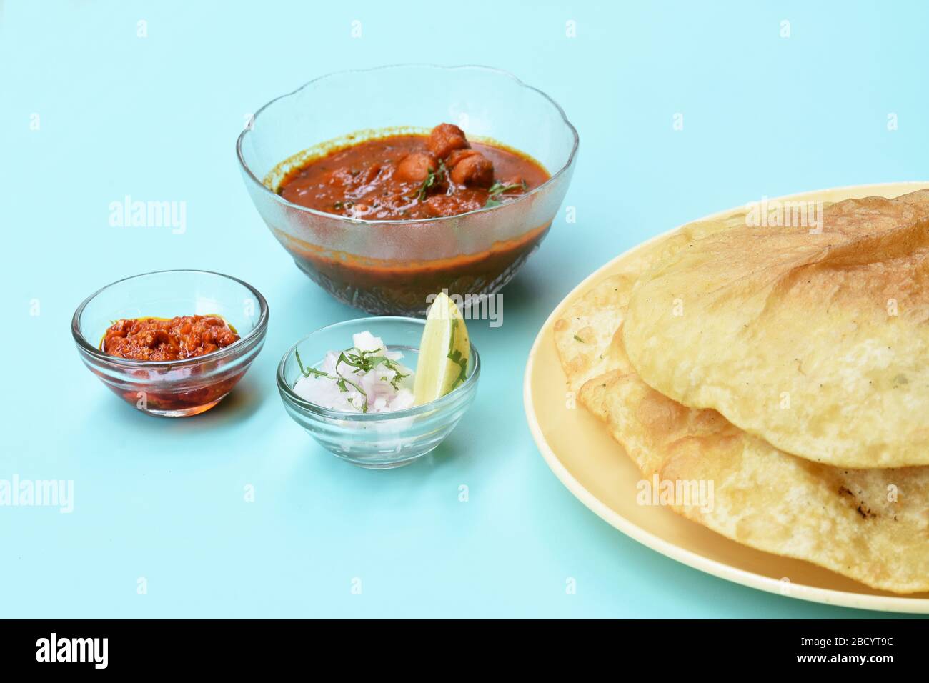 Indisches Gericht würziger Chick Peas Curry auch bekannt als Chole Bhatura und Chana Masala, traditionelles nordindisches Mittagessen serviert mit gebratenem puri oder Fladenbrot Stockfoto