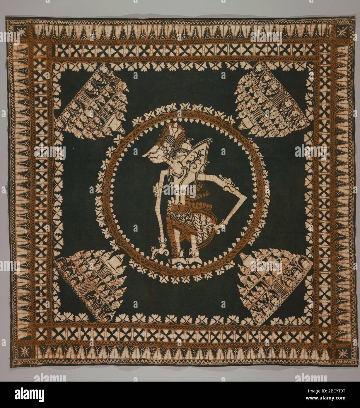 Platz Erreichte. Forschungen auf dem ProgressCotton Square, möglicherweise ein Kopftuch (kain Kepala), die eine 'Wayang'-Figur zeigen (eine Marionette, die das heldenhafte Gedicht des Mahabharata aushandelt, in dem der Kampf zwischen Rama, Gottes Held und den Dämonen von Rawana beschrieben wird), umkreisten im Zentrum. Platz Erreichte Stockfoto