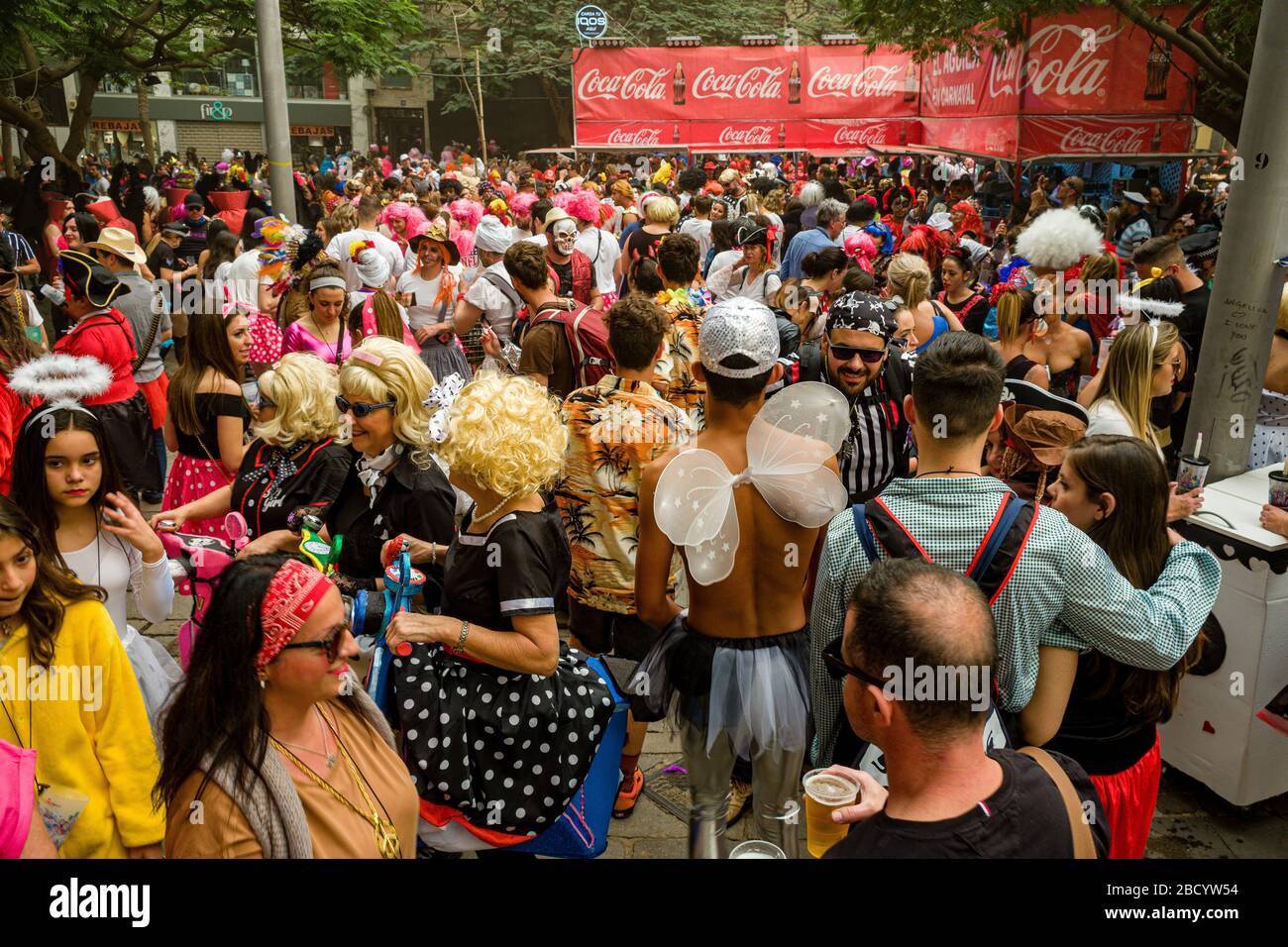 Massen von verkleideten Menschen feiern in den Straßen während des Tages Karneval auf der Plaza del Príncipe de Asturias Stockfoto