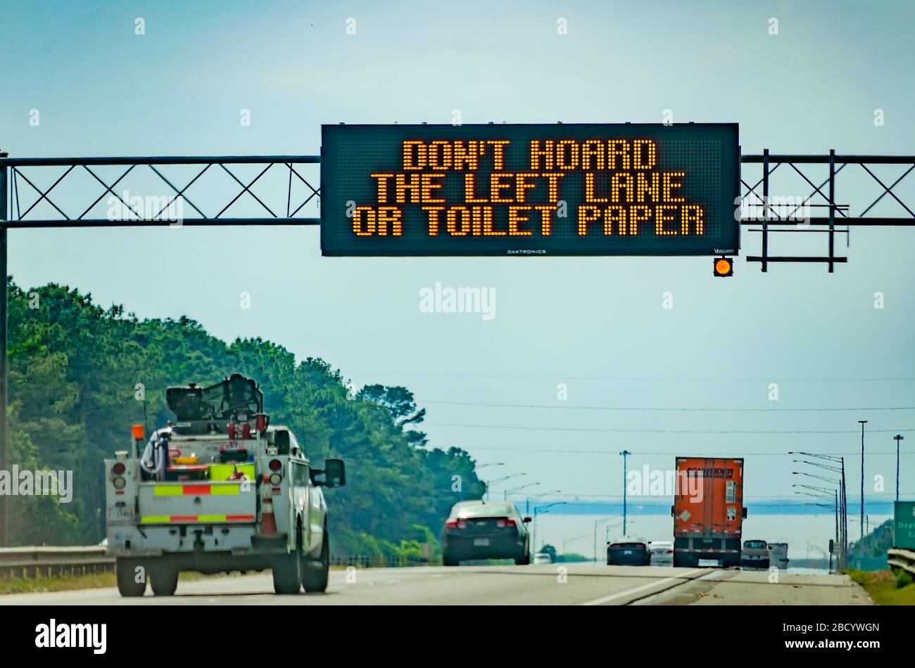 Ein elektronisches Schild auf der I-10 West ermutigt Autofahrer, während der COVID-19-Pandemie in Mobile, Alabama, nicht "die linke Spur oder das toilettenpapier zu horten". Stockfoto