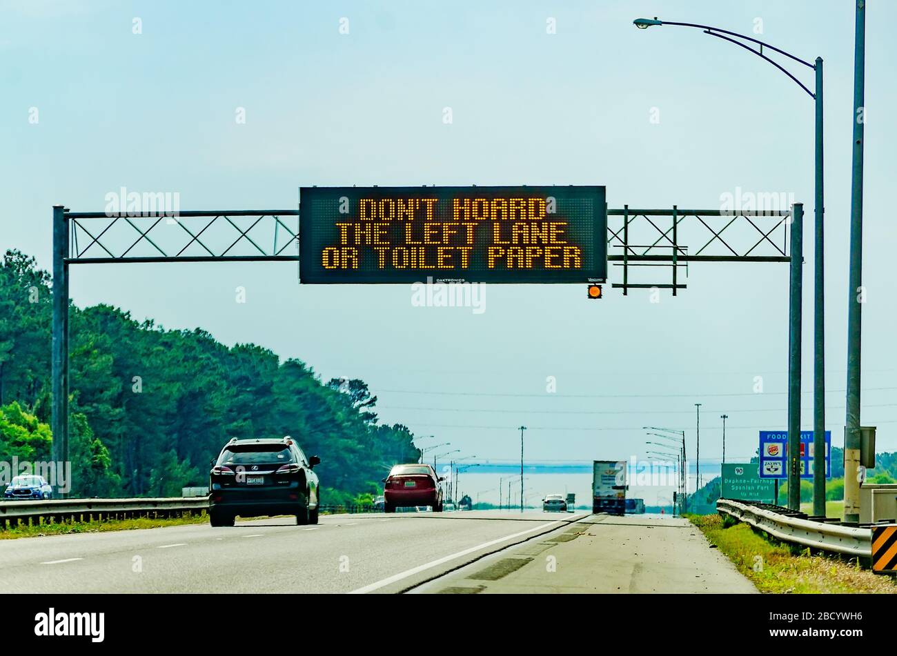 Ein elektronisches Schild auf der I-10 West ermutigt Autofahrer, während der COVID-19-Pandemie in Mobile, Alabama, nicht "die linke Spur oder das toilettenpapier zu horten". Stockfoto