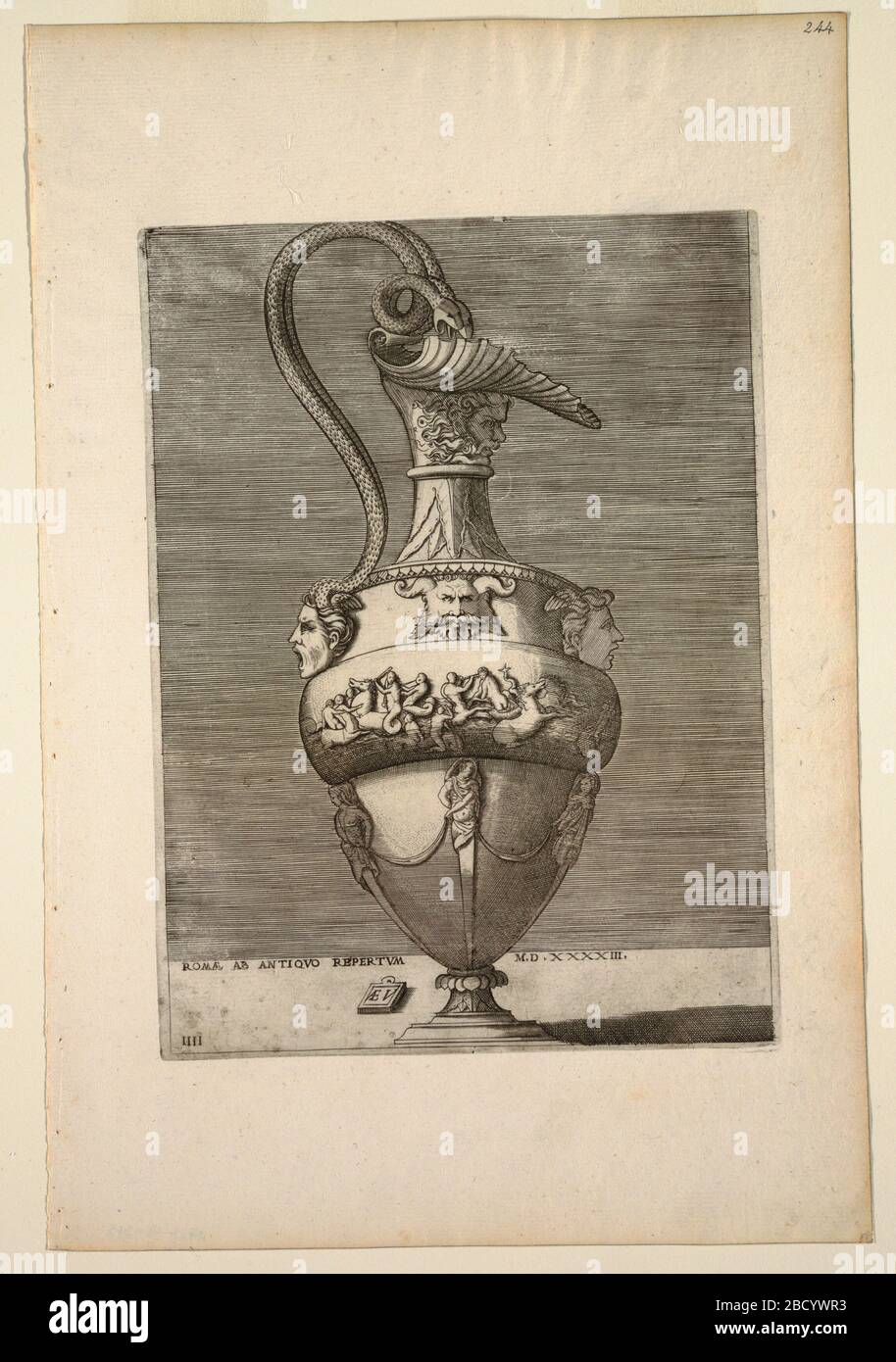 Ewer mit einem Basreliefstich. Untersuchungen in ProgressDesign zeigen, dass eine Kanalisation mit Griff aus zwei Schlangen und einer Lippe gebildet wird, die von einer Schale gebildet wird, die auf einem grotesken Kopf ruht. Im Zentrum steht ein Reliefband, das einen Kampf von Seepferdchen und Figuren zeigt, mit grotesken Köpfen oben und Termen unten. Ewer mit einem Basreliefstich Stockfoto