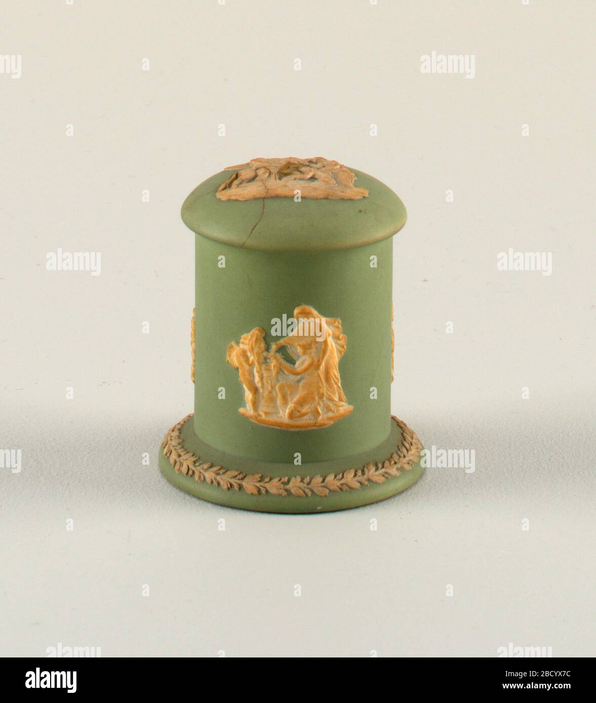 Box und Abdeckung. Forschung im ProgressCylindrical Body an Spreizfuß. Grüner Boden mit Sprig-Dekoration, die aus weißem Reliefschmuck klassischer Figurengruppen zeigt. Box und Abdeckung Stockfoto