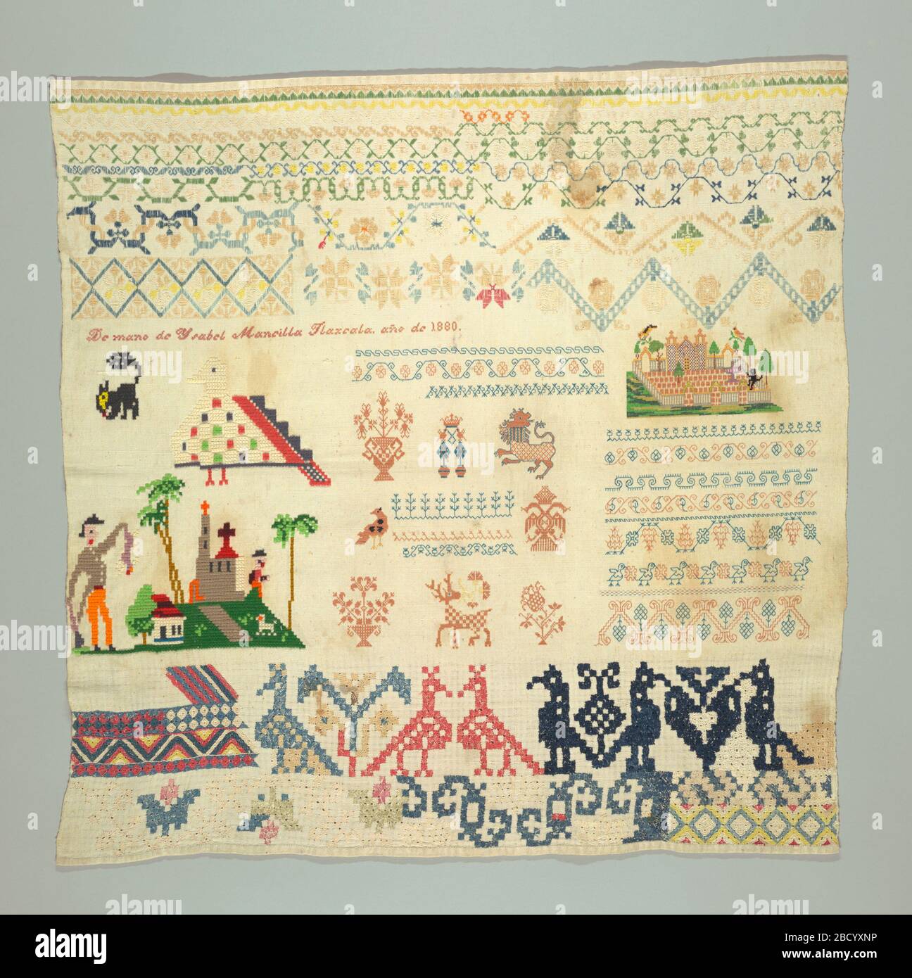 Sampler. Forschung in ProgressBands mit geometrischem und floralem Muster, konfrontierten Vögeln und zwei Szenen in groben und feinen Nähten. Sampler Stockfoto