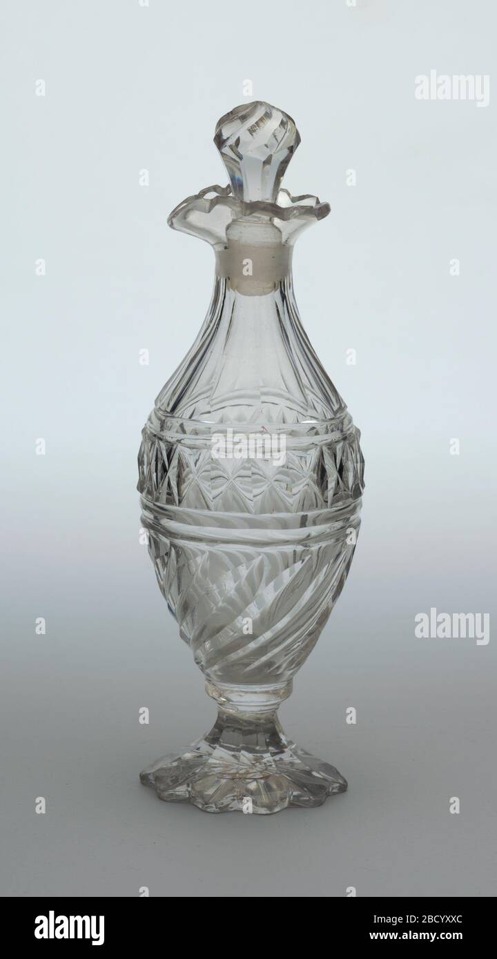 Flasche. Forschung im ProgressOviform Body auf gespielten facettierten Fuß, mit ausgestellter Lippe und Ausgießer; Diamantbandmitte schneiden, flache vertikale Facetten oben, verdrehte Flöten unten, abgeschrägte Lippenrand; Spiralschleuderoberseite des Anschlags schneiden. Flasche Stockfoto