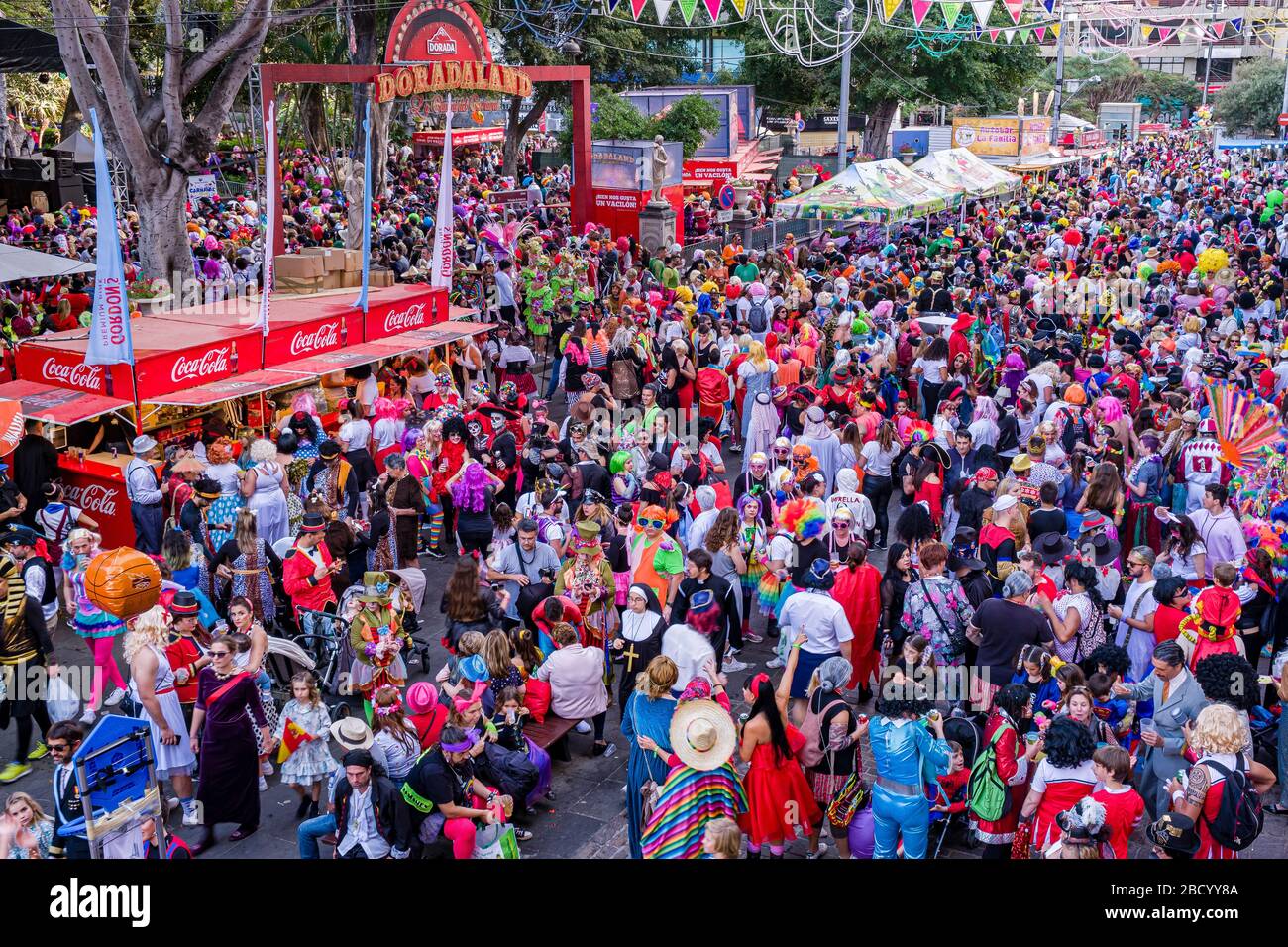 Luftaufnahme von Menschenmengen verkleideter Menschen, die tagsüber auf den Straßen feiern Karneval auf der Plaza del Príncipe de Asturias Stockfoto
