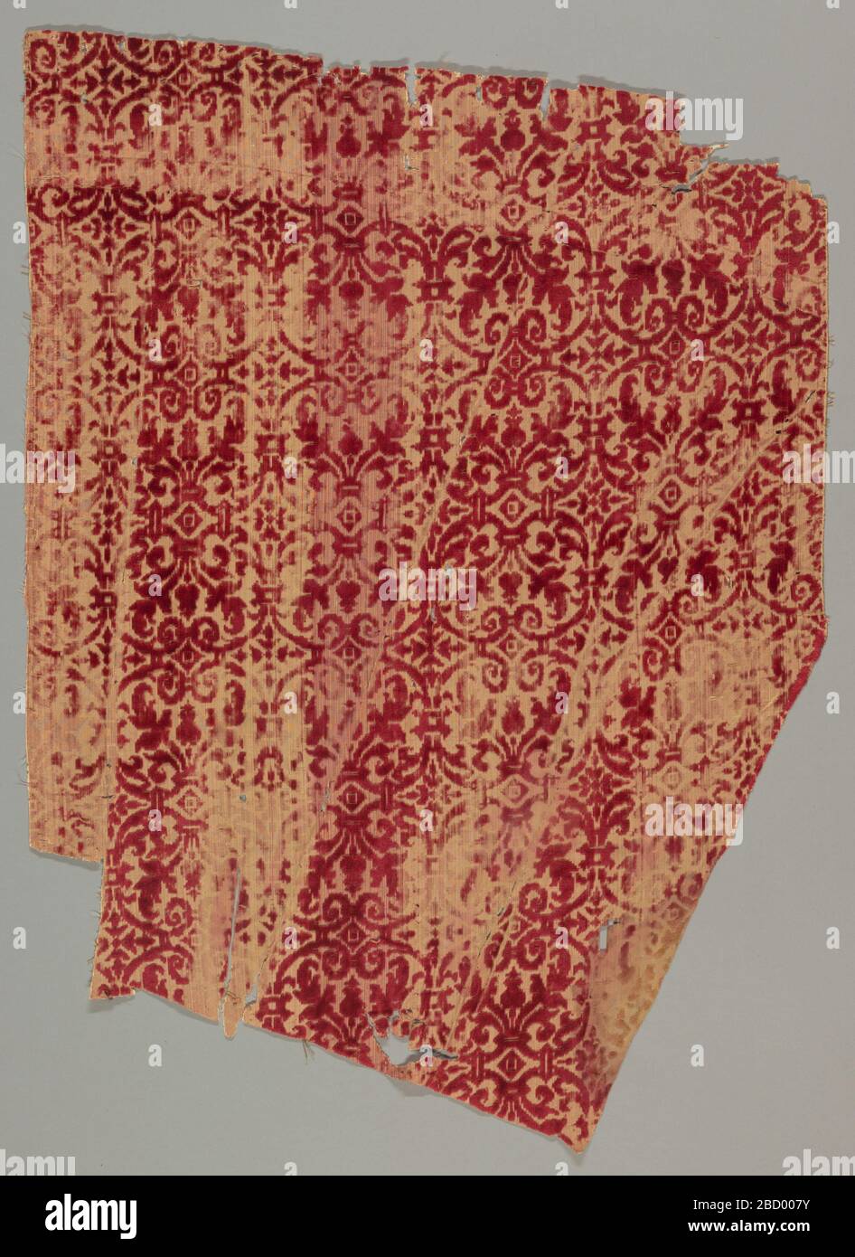 Fragmente. Forschung im ProgressCrimson Muster in geschnittenem samt auf rot-weißer Seidenspforte. Fragmente Stockfoto