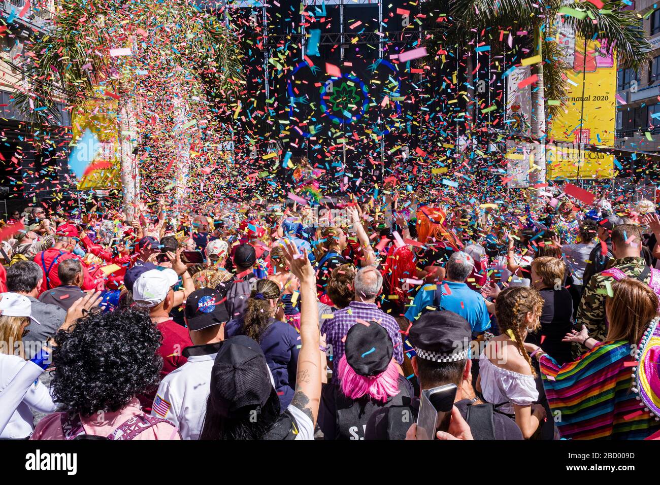 Massen von verkleideten Menschen feiern in den Straßen vor einer großen Bühne während des Tages Karneval Stockfoto