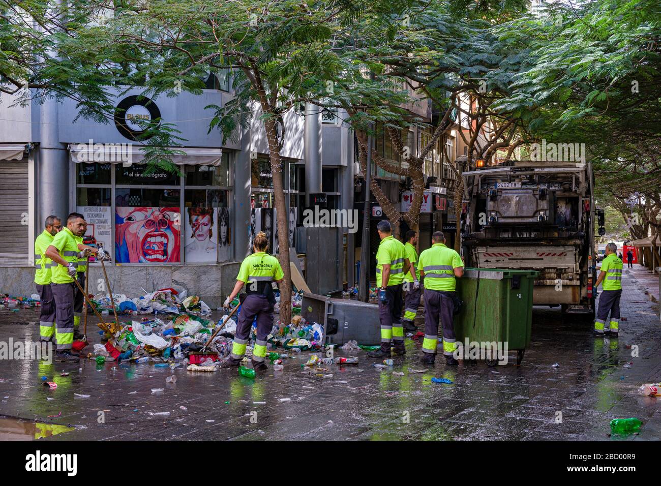 Arbeiter der Stadtreinigungsabteilung entfernen am nächsten Morgen nach dem Karneval tagsüber den ganzen Müll Stockfoto