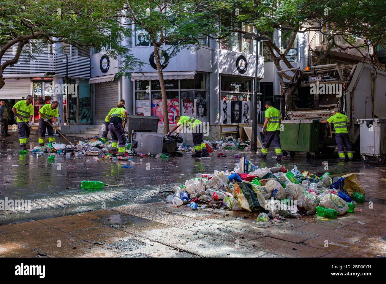 Arbeiter der Stadtreinigungsabteilung entfernen am nächsten Morgen nach dem Karneval tagsüber den ganzen Müll Stockfoto