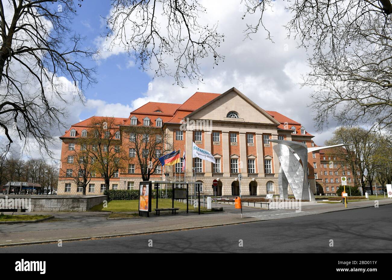 Berlin, Deutschland. April 2020. Das Siemens-Gebäude an der Nonnendammallee 101 in der Siemens-Stadt in der Stadt in Berlin-Pau. Davor steht die Skulptur "The Wings" von Daniel Liebeskind. Sie soll an die Bewegung eines Vogels erinnern, der vom Boden abnimmt und durch die Luft fliegt. Tausende LEDs symbolisieren das Thema "Digitalisierung". Kredit: Jens Kalaene / dpa-Zentralbild / ZB / dpa / Alamy Live News Stockfoto