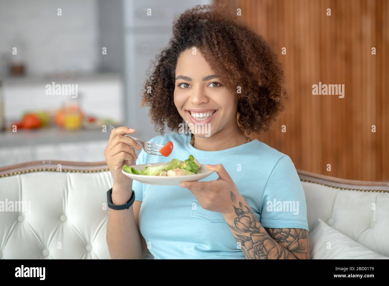 Hübsche junge Frau mit einem Teller Gemüsesalat. Stockfoto