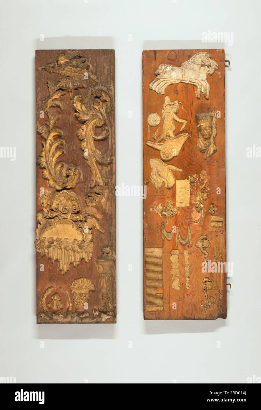 Proben. Forschung in ProgressFourteen hohen, rechteckigen Holzpaneelen mit geformten asphärischen Proben von Wand- und Deckenornamenten in verschiedenen Motiven, von Perlen- und Walzenrändern über Arabesken bis hin zu Blattformen, Schalen und Kornukopien bis hin zu Tier- und Figurenformen. Proben Stockfoto