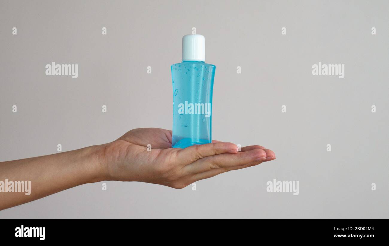 Bleiben Sie gesund und sauber mit einem Alkohol-Handgel. Stockfoto