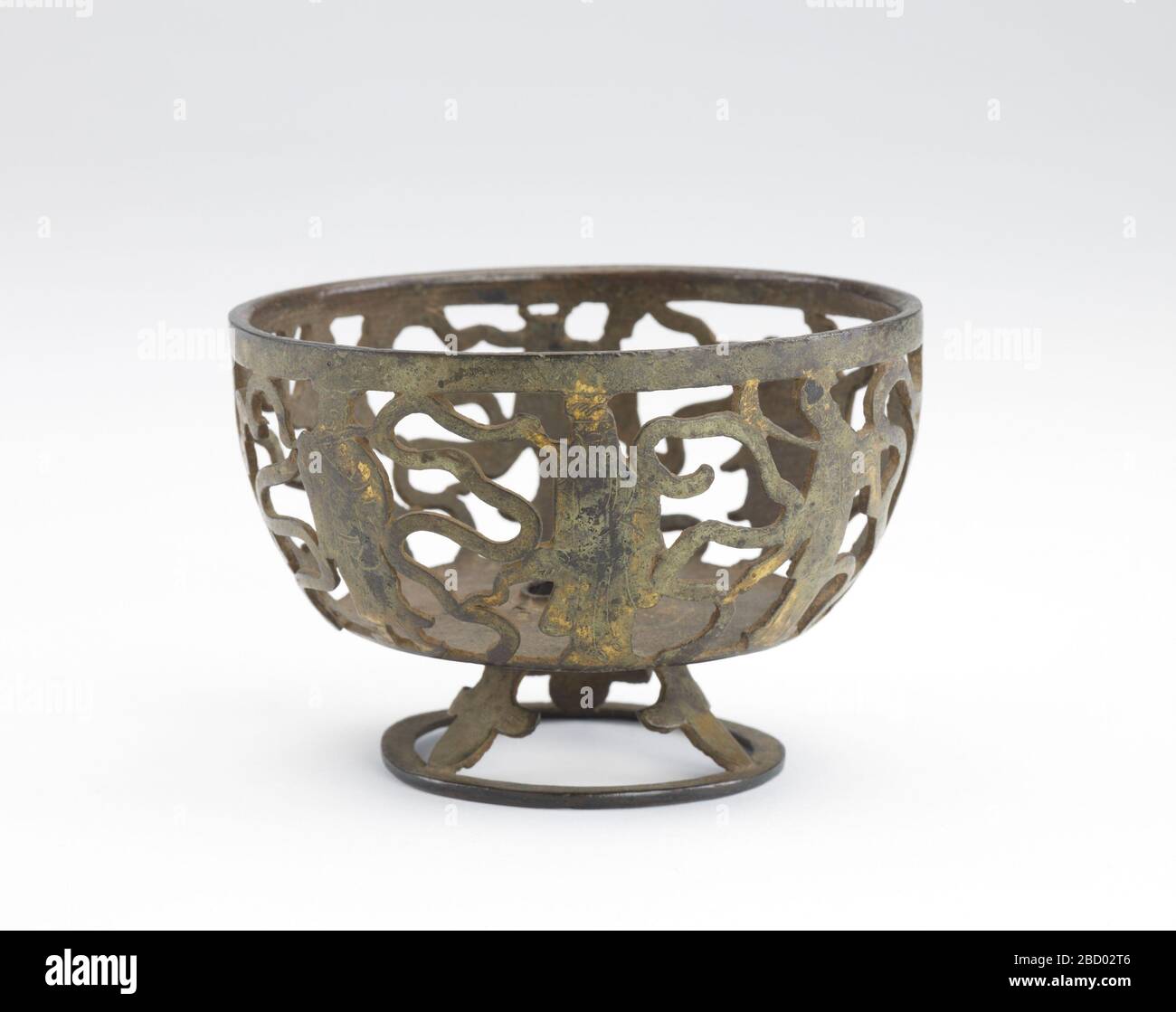 ; China; 1368-1644; Bronze; H x B: 7,8 x 11,6 cm; Geschenk von Charles lang Freer Cup Holder Stockfoto
