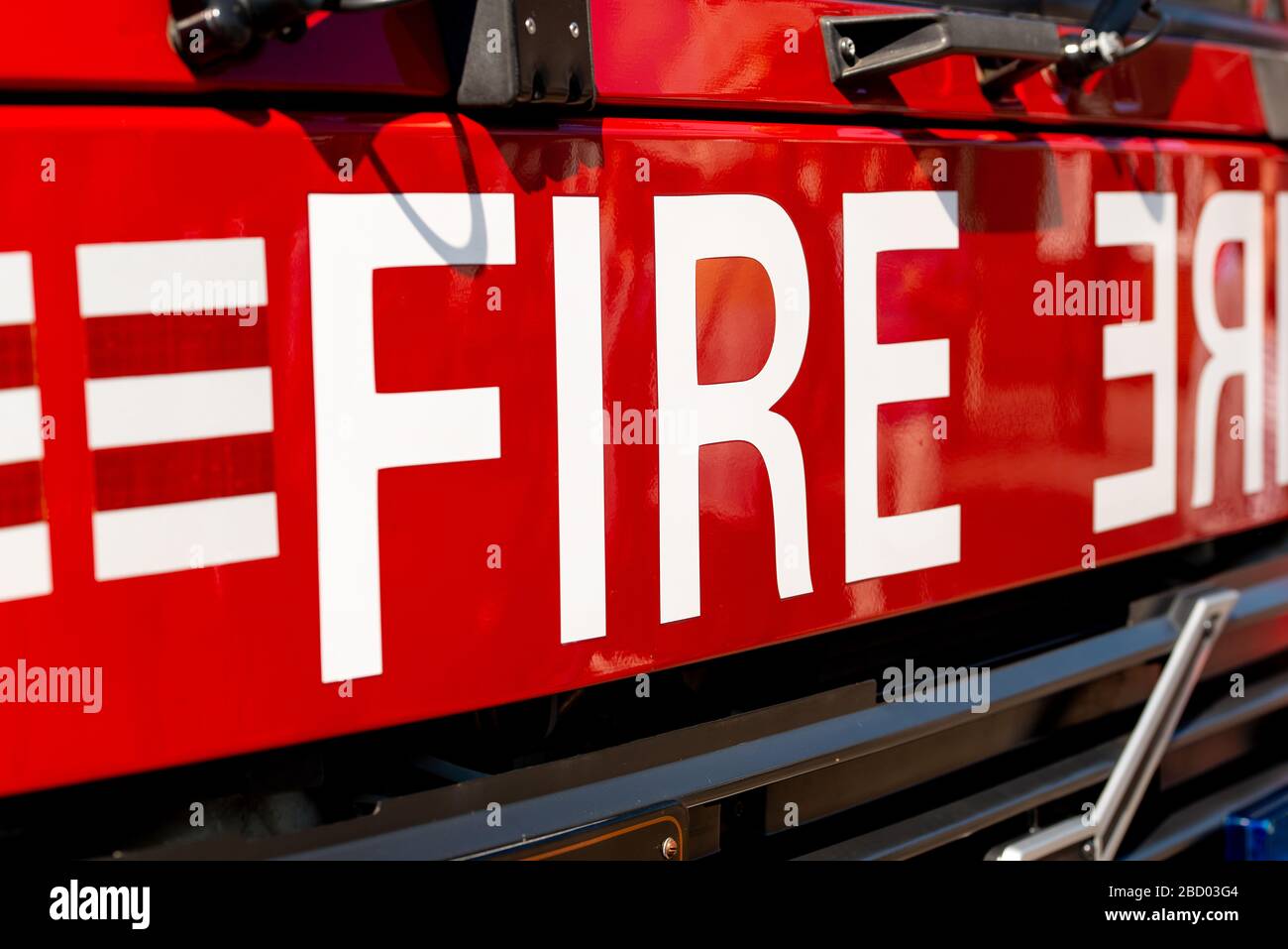 Abgewinkelte Nahansicht des BRANDZEICHENS an der Vorderseite eines britischen Feuerwehrmotors. Stockfoto