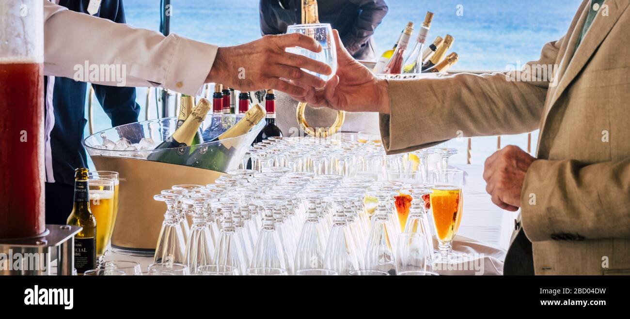 Cocktailevent Getränkeaustausch vom Barmann zum Kunden - Party-Konzept wie Hochzeit und Leute, die mit Getränken und Wein genießen Stockfoto