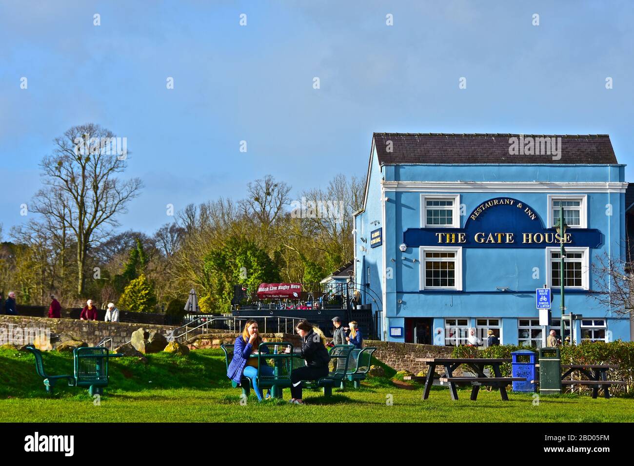 Das Gatehouse ist ein traditionelles öffentliches Haus und Restaurant, das auf der Stadtseite der Brücke über den Fluss Monnow in Monmouth liegt. Stockfoto