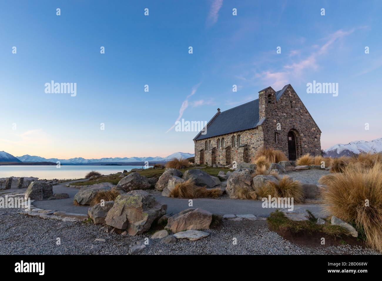 Kirche des guten Hirten bei Sonnenuntergang, Lake Tekapo, Südinsel, Neuseeland Stockfoto