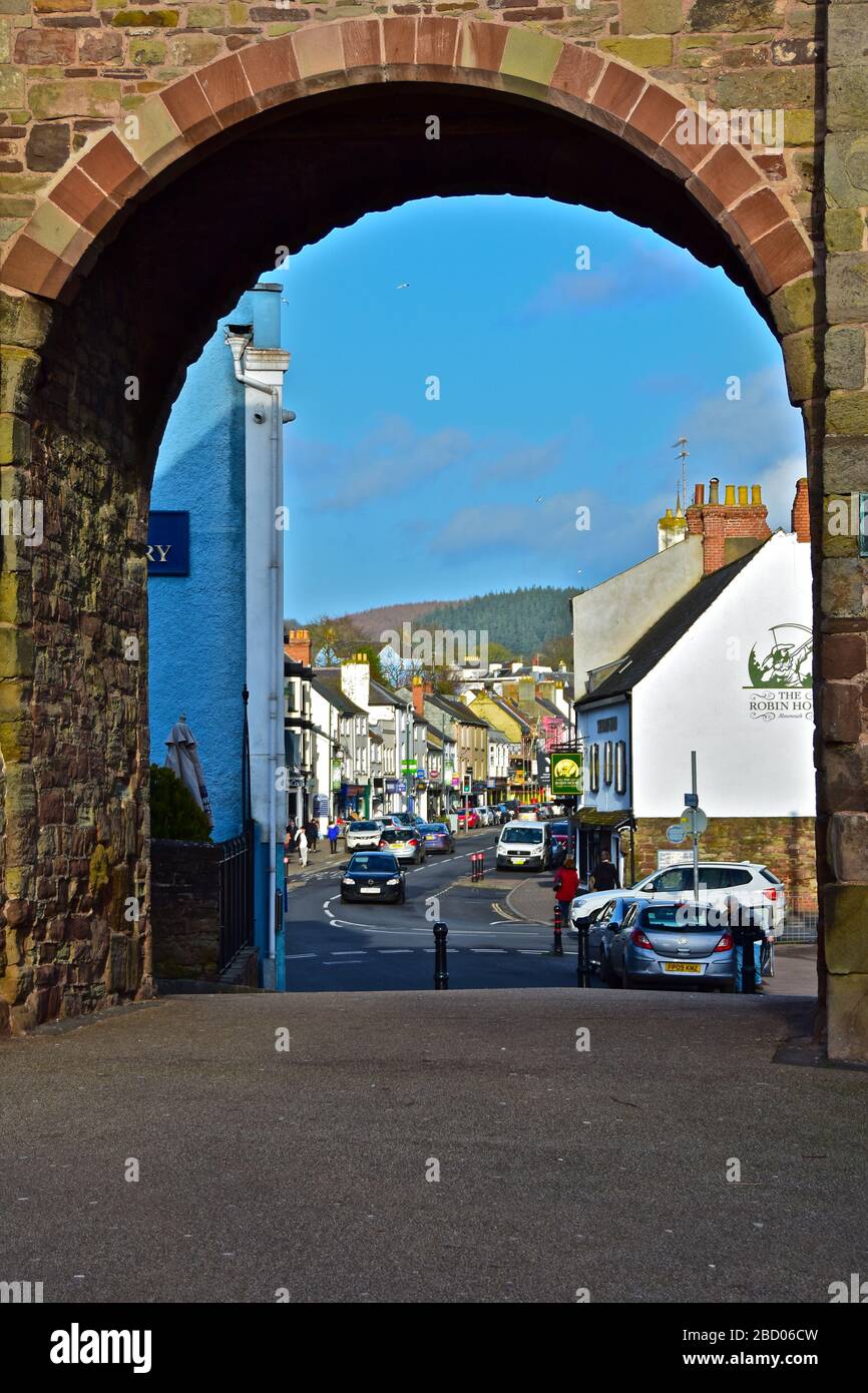 Der Torbogen des alten Turms auf der Monnow Bridge in Monmouth, mit einem entfernten Blick auf die Monnow Street dahinter. Stockfoto