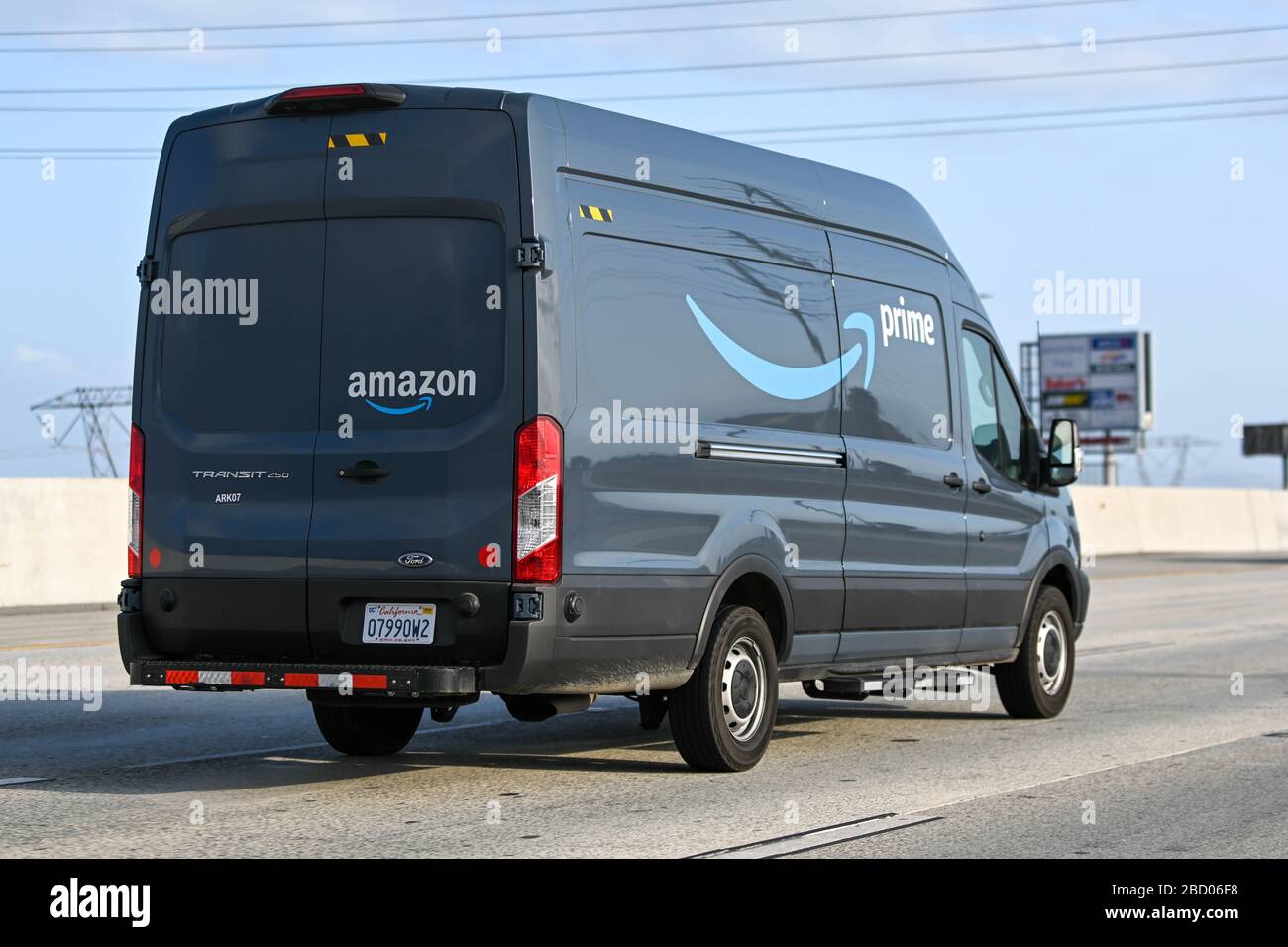 Ein Lieferwagen von Amazon Prime, Ford Transit 250, fährt auf der  Interstate 15 in Richtung Süden, Samstag, 4. April 2020, in Ontario,  Kalifornien, USA. (Foto von IOS/Espa-Images Stockfotografie - Alamy